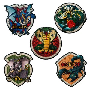 Könnte beinhalten: Fünf gestickte Aufnäher mit verschiedenen Tieren, jedes mit einem einzigartigen Design und Farbschema. Die Aufnäher zeigen einen Drachen, eine Kobra, einen Elefanten, einen Skorpion und einen Drachen mit einem chinesischen Schriftzeichen.