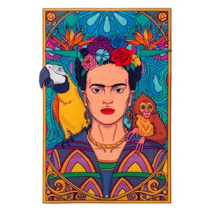 Könnte beinhalten: Eine farbenfrohe Illustration einer Frau mit Blumenkrone, Papagei und Affe. Das Porträt hat einen farbenfrohen Hintergrund mit einem Glasmalerei-Effekt. Die Frau trägt eine Halskette und Ohrringe mit rotem Lippenstift.