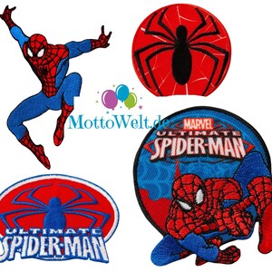 Pode incluir: Quatro patches bordados para passar a ferro com o Spider-Man. Os patches são vermelhos, azuis e brancos com as palavras "Ultimate Spider-Man" e "Marvel" neles. Um patch apresenta um desenho de teia de aranha.
