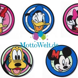 Op de afbeelding: Vijf ronde, kleurrijke stoffen patches met Disney-figuren. De patches tonen Mickey Mouse, Minnie Mouse, Donald Duck, Daisy Duck en Pluto. Elke patch heeft een witte cirkel met het woord "Disney" in zwarte tekst.