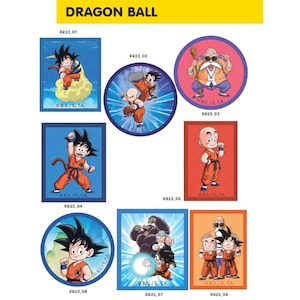 Könnte beinhalten: Acht runde Aufkleber mit Charakteren aus der Anime-Serie Dragon Ball. Die Aufkleber befinden sich auf einem weißen Hintergrund mit dem Text "DRAGON BALL" oben. Die Aufkleber zeigen Goku, Vegeta, Gohan, Piccolo und andere Charaktere.