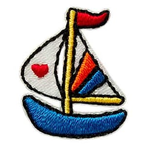 Könnte beinhalten: Ein blaues Segelboot mit einem weißen Segel und einer roten Flagge. Das Segel hat ein rotes Herz und das Boot hat einen gelben Mast und orange-blaue Streifen.