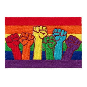 Könnte beinhalten: Gestickter Aufnäher mit Regenbogenflaggen-Design und fünf erhobenen Fäusten in Rot, Orange, Gelb, Grün, Blau und Lila. Der rechteckige Aufnäher ist wahrscheinlich für Kleidung oder Accessoires.