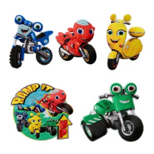 Könnte beinhalten: Fünf bunte Bügelbilder mit Cartoon-Charakteren, die verschiedene Fahrzeuge fahren. Die Figuren fahren ein blaues Motorrad, ein rotes Motorrad, einen gelben Roller, ein grünes ATV und ein rotes Motorrad in einem runden Patch mit dem Text "Ramp It Up".