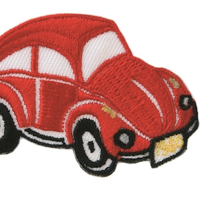 Puede incluir: Parche rojo bordado para planchar de un coche clásico. El coche tiene ventanas y faros blancos, y una matrícula amarilla.