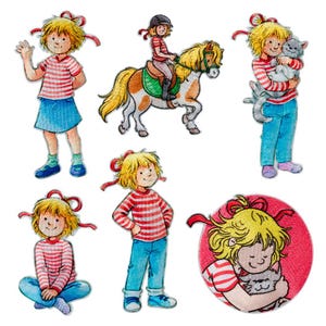 Könnte beinhalten: Ein Set aus sechs bestickten Aufnähern, die eine blonde Figur mit rotem Haarband und rot-weiß gestreiftem Oberteil zeigen. Die Motive stellen die Figur stehend, auf einem Pferd reitend, eine Katze haltend, sitzend und eine Katze umarmend dar.