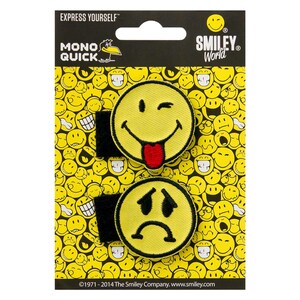Op de afbeelding: Twee gele strijkbare smiley-patches op een zwarte achtergrond met een witte rand. De bovenste patch heeft een knipperend smiley-gezicht met een rode tong die uitsteekt. De onderste patch heeft een verdrietig smiley-gezicht met twee tranen. De achtergrond is bedekt met gele smileys. De tekst "Express Yourself" staat bovenaan de kaart. De tekst "Mono Quick" staat linksboven. De tekst "Smiley World" staat rechtsboven. De tekst "©1971 - 2014 The Smiley Company. www.smiley.com" staat onderaan de kaart.