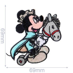Könnte beinhalten: Ein gestickter Bügelaufkleber mit Mickey Mouse, der einen blauen Umhang und eine Krone trägt und ein graues Schaukelpferd reitet. Der Aufkleber ist 6,9 cm breit und 6,9 cm hoch.