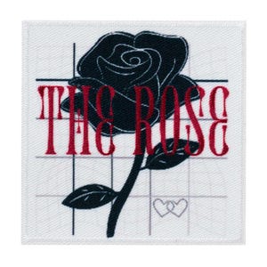 Könnte beinhalten: Ein weißer Patch mit einer schwarzen Rose und dem Text "THE ROSE" in Rot. Die Rose befindet sich auf einem weißen Gitterhintergrund mit zwei kleinen Herzen in der rechten unteren Ecke.