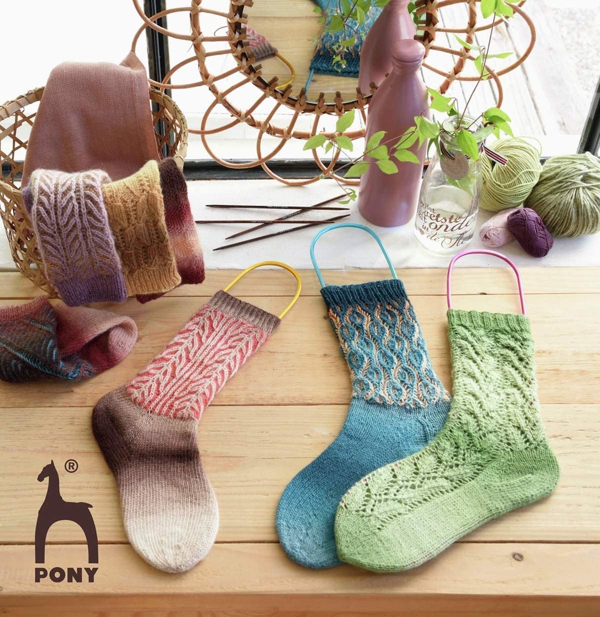 UPTTHOW 6Pcs Metal Sock Blockers for Knitting for Adults, Sock Drying  Hanger of Small, Medium, Large for Knitting & Crochet Socks