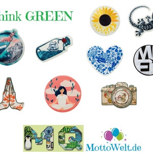 Puede incluir: Surtido de parches termoadhesivos coloridos con varios diseños, incluyendo un girasol, un lagarto, un corazón con una escena de océano azul, una cámara con un mapa del mundo, una mujer meditando, una botella con un barco dentro, una botella con una ola y una mano en posición de oración. El texto "Think GREEN" está en la parte superior de la imagen. El texto "MottoWelt.de" está en la parte inferior de la imagen.