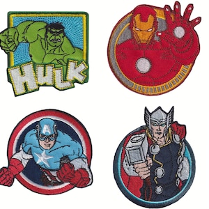 Könnte beinhalten: Vier gestickte Bügelbilder mit Marvel-Superhelden: Hulk, Iron Man, Captain America und Thor. Jedes Bügelbild ist rund mit einem farbenfrohen Design und dem Namen des Superhelden.