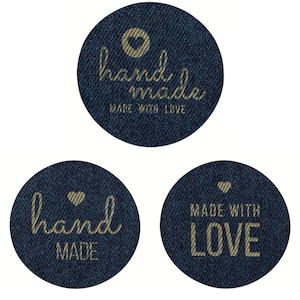 Puede incluir: Tres etiquetas redondas de mezclilla con letras doradas. La primera etiqueta dice "hand made" con un corazón sobre la palabra "hand". La segunda etiqueta dice "hand made" con un corazón sobre la palabra "hand". La tercera etiqueta dice "MADE WITH LOVE" con un corazón sobre la palabra "MADE".