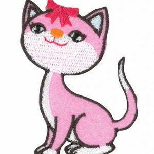 Könnte beinhalten: Rosa gestickter Kater mit einer roten Schleife, der auf seinen Hinterbeinen sitzt. Der Kater hat weiße Pfoten und eine weiße Schwanzspitze.