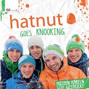 May include: Four people wearing colorful knit hats and winter clothing are smiling at the camera. The text "hatnut goes knoOKING" is written in green and orange letters. The text "Mützen Häkeln wie Gestrickt" is written in green letters.