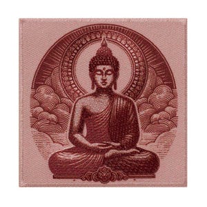 Könnte beinhalten: Ein quadratischer Aufnäher mit einem sitzenden Buddha in meditativer Pose. Das Bild ist in Rot- und Brauntönen gehalten, mit detaillierten Darstellungen der Roben des Buddha, des Heiligenscheins und der Wolken. Der Aufnäher hat einen hellrosa Hintergrund.
