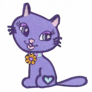 Könnte beinhalten: Lilafarbener gestickter Bügelaufkleber mit einem Cartoon-Katzenmotiv mit Blumen- und Herzdesign.