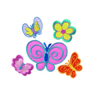 Könnte beinhalten: Fünf gestickte Bügelbilder mit Schmetterlingen und einer Blume. Die Schmetterlinge sind in Blautönen, Rosa und Orange gehalten. Die Blume ist gelb mit grünen Akzenten.