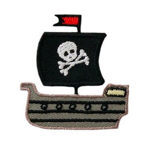 Könnte beinhalten: Ein grau-schwarzer gestickter Bügeleisen-Aufnäher mit einem Piratenschiff mit Totenkopf und Knochen auf dem Segel. Das Schiff hat eine rote Flagge.