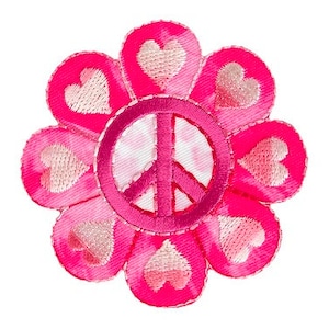 Op de afbeelding: Roze stoffen bloemenpatch met een vredesteken in het midden en harten rond de randen.