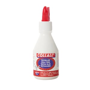 Puede incluir: Una botella blanca de pegamento textil Collall con una tapa roja y una etiqueta azul. La etiqueta dice "Textiellijm, Colle Tissu, Textile Glue, Textilkleber".