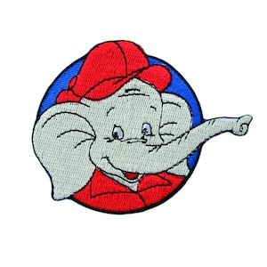 Könnte beinhalten: Gestickter Aufnäher eines Cartoon-Elefanten, der eine rote Baseballkappe und ein rotes Hemd trägt. Der Elefant lächelt und hat einen blauen Hintergrund.