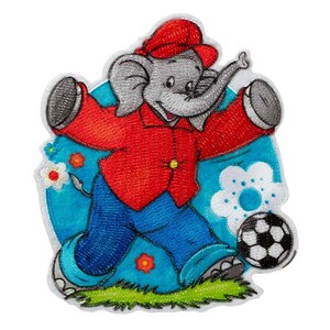 Könnte beinhalten: Gestickter Bügelaufkleber mit einem Cartoon-Elefanten, der ein rotes Hemd, eine blaue Hose und eine rote Mütze trägt und einen Fußball tritt. Der Elefant ist von blauen und weißen Blumen auf blauem Hintergrund umgeben.
