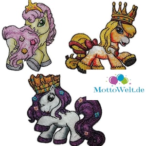 Puede incluir: Tres parches bordados para planchar con dibujos de ponis de dibujos animados que llevan coronas. Los ponis son blancos con crines y colas rosas, amarillas y moradas. Los parches miden aproximadamente 5 cm de alto.