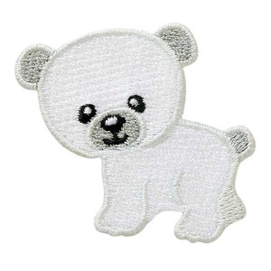Könnte beinhalten: Weißer gestickter Applikations-Patch mit einem Eisbären mit schwarzen Augen und Nase.