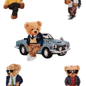 Könnte beinhalten: Fünf gestickte Aufnäher mit einem braunen Teddybären in verschiedenen Outfits und Posen. Die Teddybären tragen Sonnenbrillen, eine gelbe Jacke, einen blauen Blazer, eine Jeansjacke und ein rot-schwarz kariertes Hemd. Ein Teddybär hält ein Martini-Glas, ein anderer ein Handy, ein anderer steht neben einem blauen Auto und die anderen beiden stehen mit den Händen in den Taschen.
