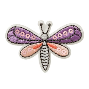 Könnte beinhalten: Gestickte Schmetterlingsapplikation in Lila und Rosa mit Pailletten.