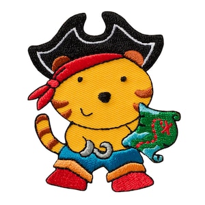 Puede incluir: Un tigre de dibujos animados amarillo y naranja que lleva un sombrero de pirata negro, una bandana roja, pantalones azules y botas rojas. El tigre sostiene un mapa del tesoro verde con una X roja.