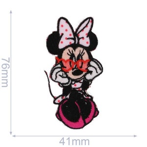 Può includere: Toppa da stirare con un'immagine di cartone animato di Minnie Mouse che indossa occhiali da sole rossi e un fiocco rosa a pois. La toppa è larga circa 41 mm e alta 76 mm.