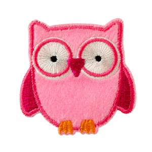 Peut inclure: Applique de hibou en feutre rose avec des détails brodés. Le hibou a de grands yeux blancs avec des pupilles noires et un bec rose. Les ailes du hibou sont roses avec un contour rose foncé.