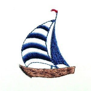 Può includere: Una barca a vela a strisce blu e bianche con uno scafo marrone. La barca a vela ha una bandiera rossa sulla cima dell'albero.