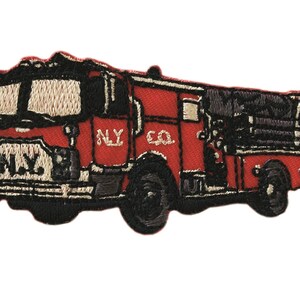 Könnte beinhalten: Ein rotes Feuerwehrauto mit schwarzen Details und einem weißen "NY" auf der Vorderseite. Das Auto hat eine Leiter auf der Rückseite und steht "NY FD" an der Seite.