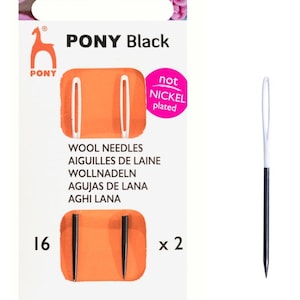 Może przedstawiać: Opakowanie z dwoma czarnymi igłami do wełny marki Pony, rozmiar 16, nie niklowane. Igły są pokazane na jasno pomarańczowym tle z tekstem "PONY Black" i "create beauty with Pony".
