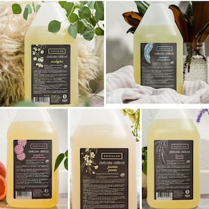 Puede incluir: Cinco botellas de plástico transparente de detergente líquido amarillo. Cada botella tiene una etiqueta marrón con el nombre de la marca "Eucalan" y las palabras "delicate-delicat" en negro. Las botellas están dispuestas en una cuadrícula sobre un fondo blanco. Los aromas son eucalipto, sin perfume, pomelo, jazmín y lavanda.