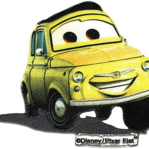 Può includere: Macchina gialla dei cartoni animati con un viso sorridente, occhi neri e un tetto nero. La macchina è su uno sfondo nero con il testo "Disney/Pixar Flat" in bianco.