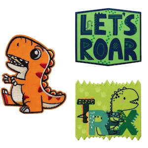 Puede incluir: Tres parches para planchar con diseños de dinosaurios. Un parche es verde con un dinosaurio y el texto "T-Rex". Otro parche es verde con el texto "Let's Roar" en azul. El último parche es naranja con un dinosaurio.