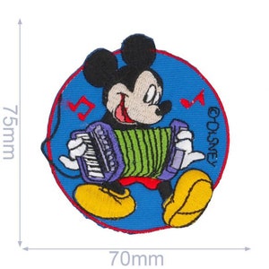 Könnte beinhalten: Ein runder gestickter Aufnäher in Blau und Rot mit Mickey Mouse, der Akkordeon spielt. Der Aufnäher hat einen Durchmesser von 7,5 cm und auf der rechten Seite steht in weißer Schrift "Disney".