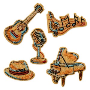 Könnte beinhalten: Fünf gestickte Bügelbilder mit musikalischen Instrumenten und Symbolen. Die Patches beinhalten eine Gitarre, ein Mikrofon, ein Klavier, einen Hut mit dem Wort "JAZZ" darauf und einen Violinschlüssel mit Noten.