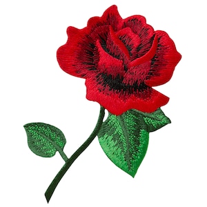 Könnte beinhalten: Eine gestickte rote Rose mit grünen Blättern und einem Stiel. Die Rose ist ein klassisches Blumenmuster und wäre eine großartige Ergänzung für jedes Nähprojekt.
