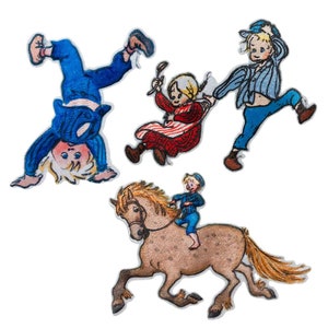 以下が含まれることがあります： 子供と馬を描いたアイロン接着式の刺繍パッチが4つ。1つのパッチには逆立ちをしている子供が、もう1つのパッチには馬に乗っている子供が、もう1つのパッチには棒を持っている子供が、最後のパッチには走っている子供が描かれています。