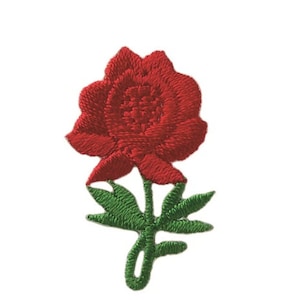 Puede incluir: Un parche de rosa roja bordada con hojas y tallo verdes. La flor tiene costuras detalladas, y las hojas y el tallo son de un verde vibrante. El parche es probablemente para ropa o accesorios.