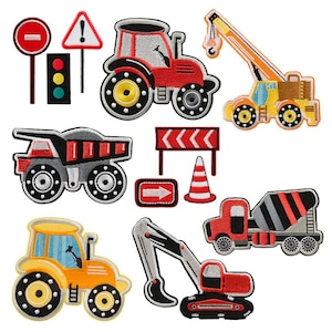 Può includere: Set di dieci toppe da stirare con veicoli da costruzione e segnali stradali. Le toppe includono un trattore rosso, una gru gialla, un camion ribaltabile grigio, un escavatore rosso, un betoniera gialla, un cartello di stop rosso, un cartello di attenzione giallo, un cono di cantiere rosso e bianco, un cartello di freccia rosso e bianco e un cartello a chevron rosso e bianco.