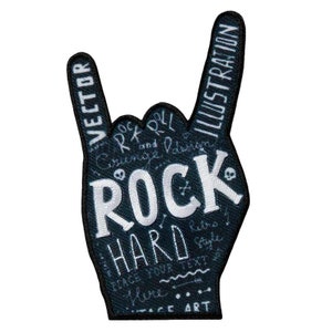 Könnte beinhalten: Ein gestickter Patch in Schwarzweiß mit einer Hand, die das Rock'n'Roll-Zeichen macht. Die Hand ist mit weißem Text gefüllt, der "Rock Hard" und andere Wörter wie "Vector", "Illustration", "Retro" und "Style" sagt.