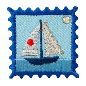 Könnte beinhalten: Gestickter Aufnäher mit einem Segelboot-Design. Der Aufnäher hat einen hellblauen Hintergrund und einen blauen Rand. Das Segelboot hat weiße und silberne Segel, einen roten Akzent und einen dunkelblauen Rumpf. Ein kleiner, runder, klarer Edelstein befindet sich in der oberen rechten Ecke.