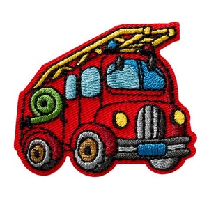 Op de afbeelding: Rode geborduurde brandweerwagen patch met een gele ladder, groene slang en blauwe en gele details.
