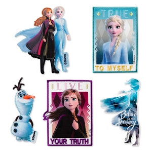Könnte beinhalten: Eine Sammlung von Disney Frozen-Patches. Ein Patch zeigt Anna und Elsa, ein anderer Elsa mit dem Text "TRUE TO MYSELF", und ein dritter zeigt Anna mit "LIVE YOUR TRUTH". Olaf und Elsas Silhouette mit "Believe in the Journey" sind ebenfalls abgebildet.